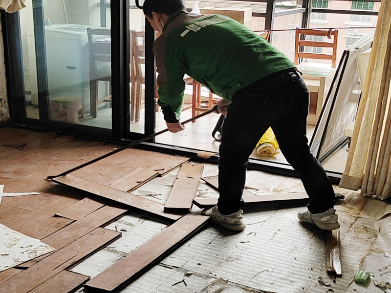 天津實木地板翻新哪里找工人做，天津實木地板翻新第一步做什么