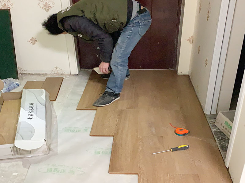 天津實木地板翻新哪里找工人做，天津實木地板翻新第一步做什么