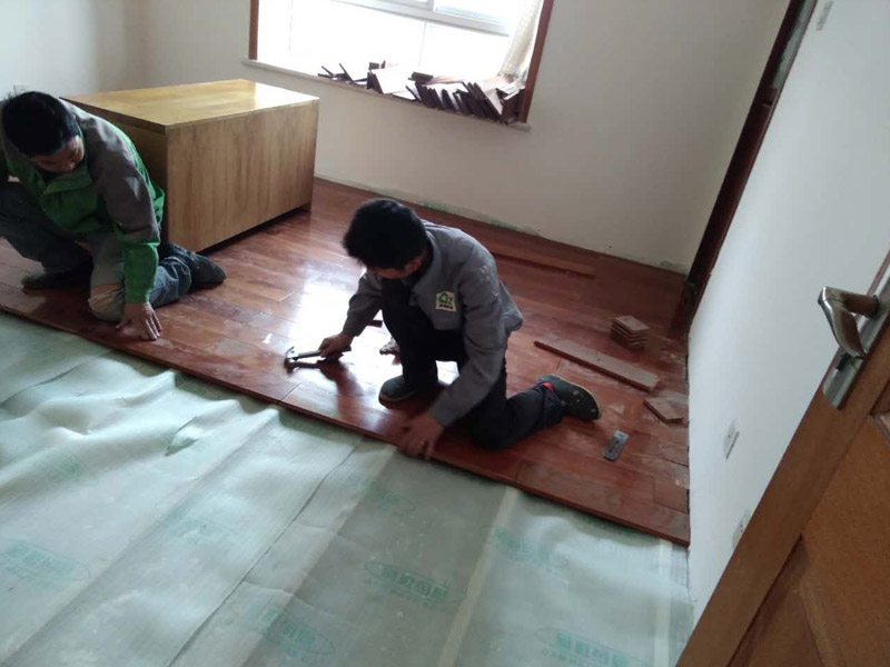 日照強化地板維修工人-日照實木地板怎